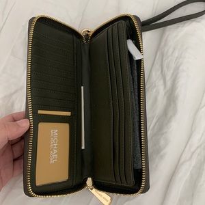 Michael Kors Jet Set Travel Wallet